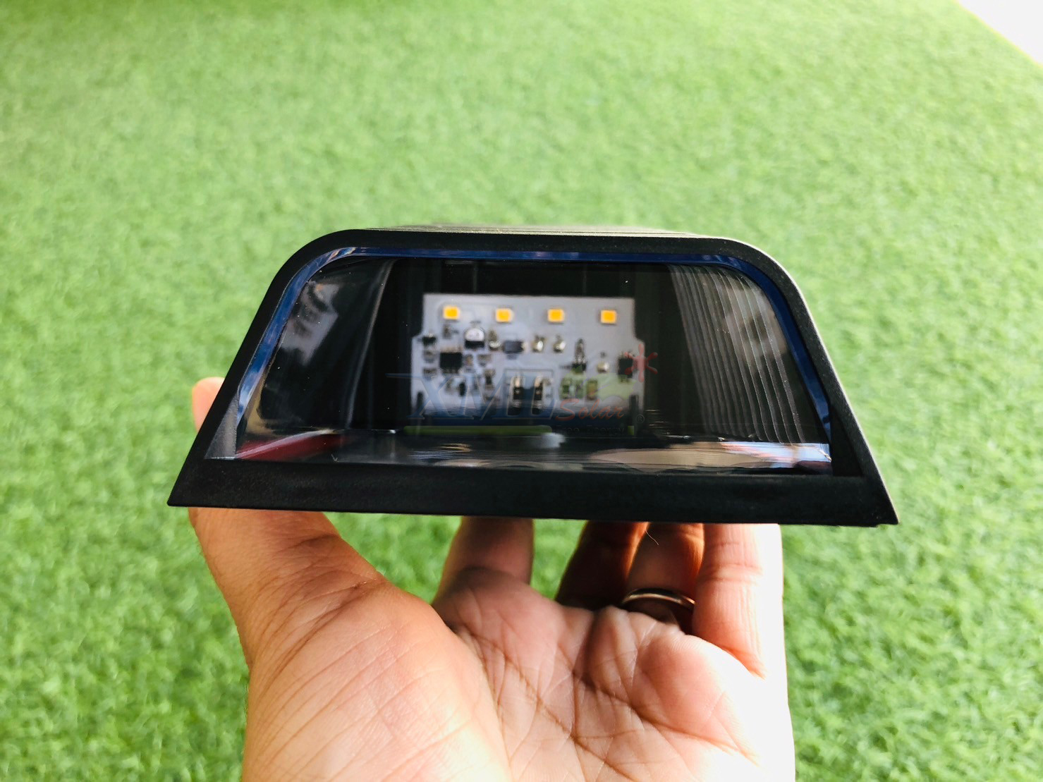 ไฟผนังโซล่าเซลล์ Modern รุ่น เหลี่ยม (แสง : เหลืองวอมไวท์)