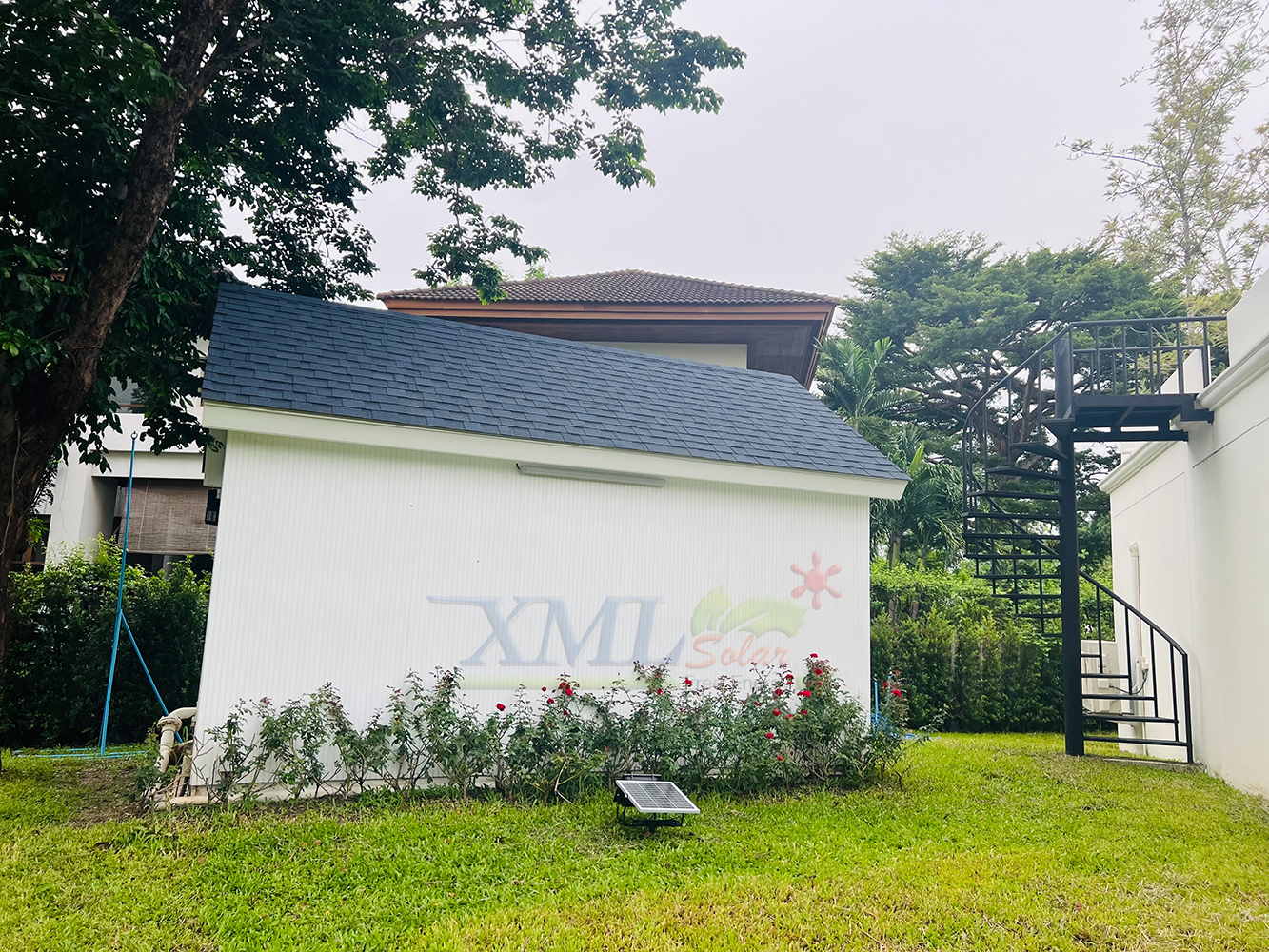 ไฟสปอตไลท์โซล่าเซลล์ 100 Watt กล่องสีน้ำตาล (เปิดได้ 3 แสง)