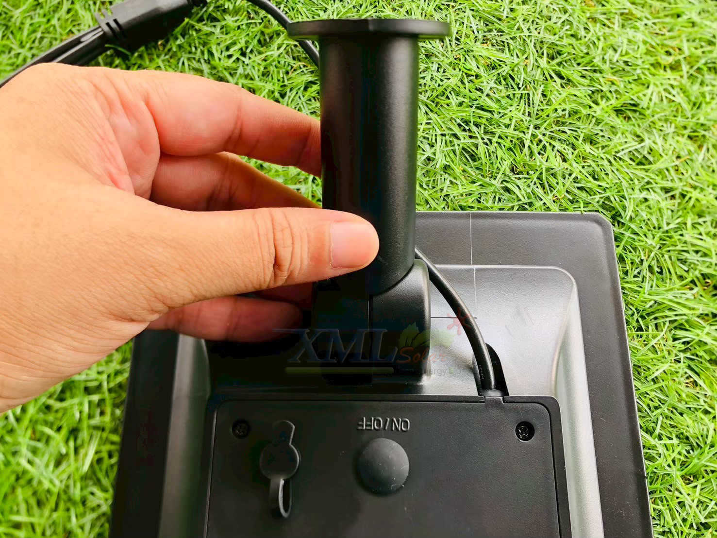 ไฟปักสนามโซล่าเซลล์ ทรงเหลี่ยม รุ่น DC-0589N (เเสง : เหลืองวอมไวท์)