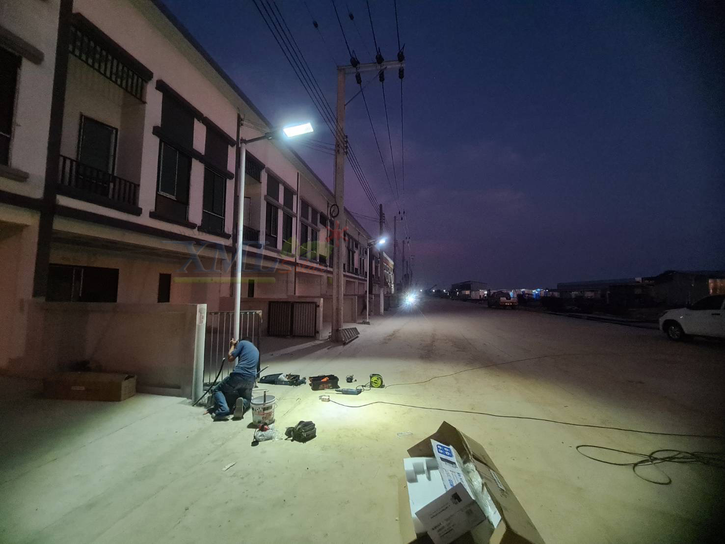 โคมไฟถนนโซล่าเซลล์ Modi x XML รุ่น MD-SLT17-400W (แสง : ขาว)(Motion sensor + สว่างค้าง)