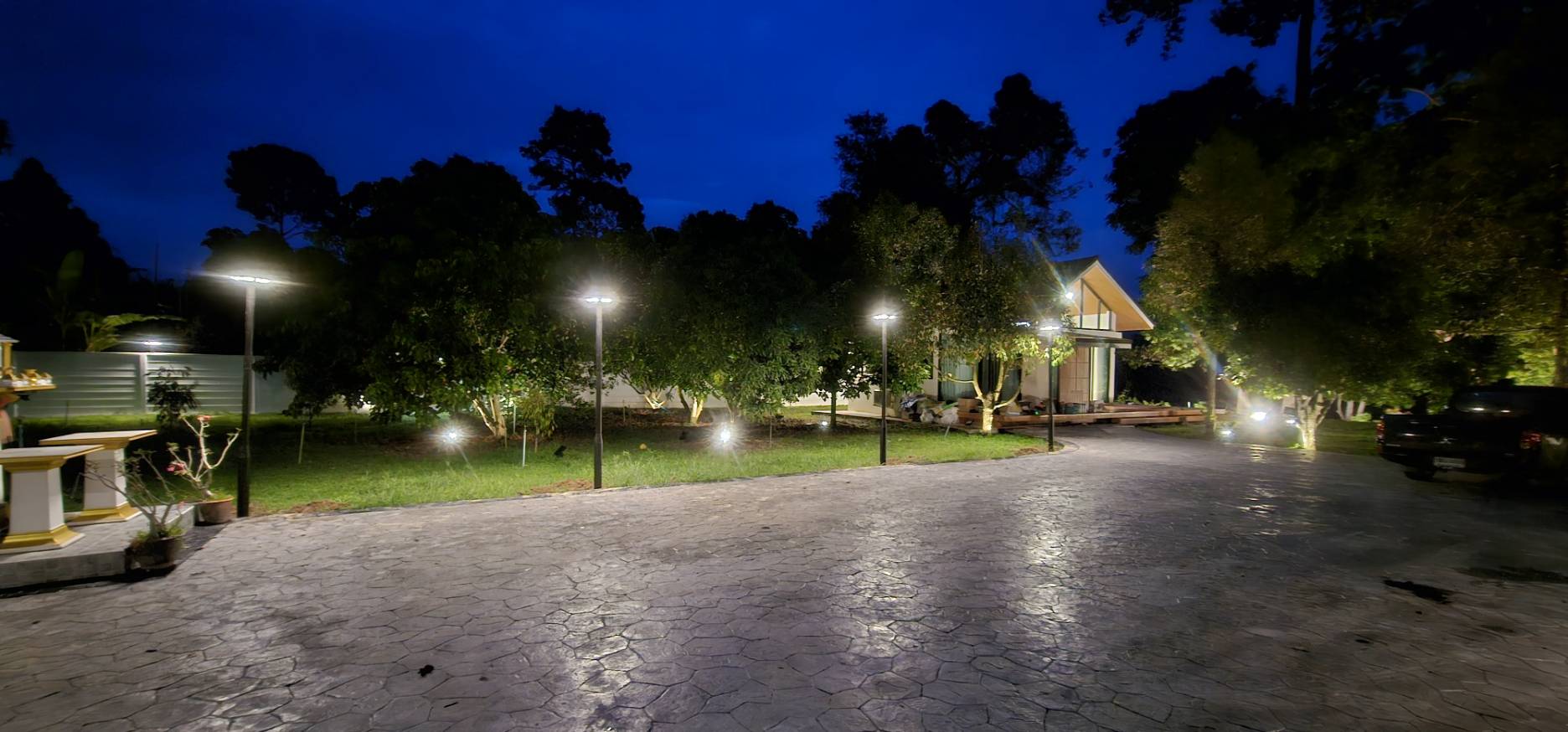 ชุดเสาพร้อมโคม SET A (โคมไฟโซล่าเซลล์ UFO SLT39-300W + เสาเหล็กดำสูง 2.82 เมตร)(เปิดได้ 3 แสง)