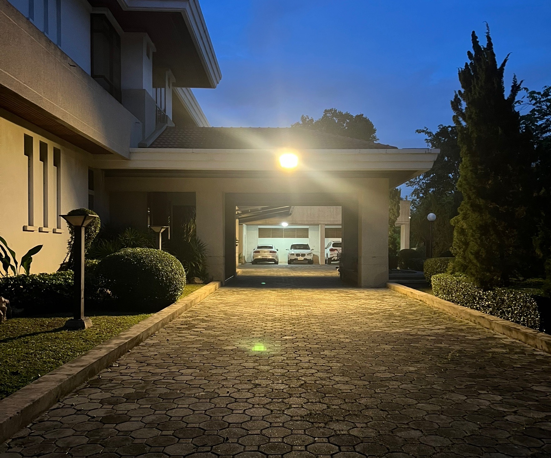 ไฟสปอตไลท์โซล่าเซลล์ 1000 Watt กล่องสีน้ำตาล (เปิดได้ 3 แสง)