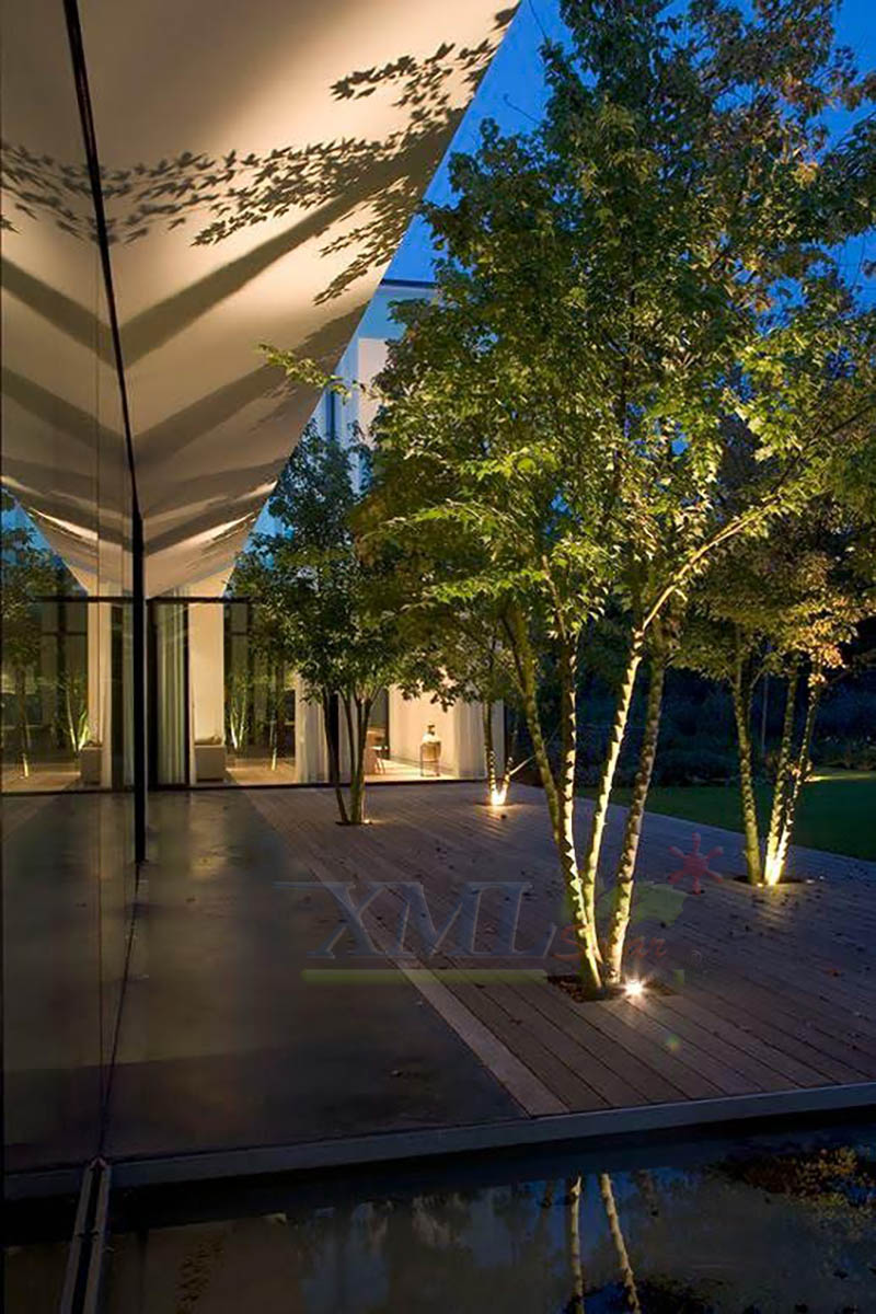 สปอร์ตไลท์ปักสนามโซล่าเซลล์ DC-17 รุ่น 4 หัว สาย 3 เมตร (แสง : เหลืองวอมไวท์)