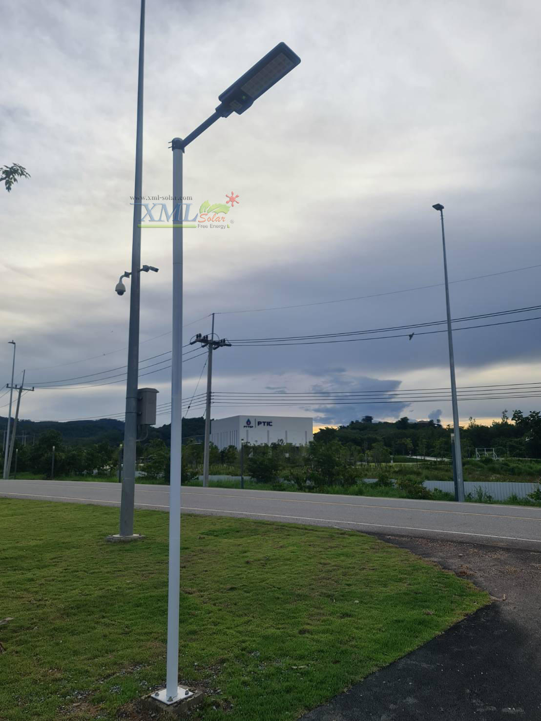 โคมไฟถนนโซล่าเซลล์ XML-Solar 300W (แสง : ขาว)(สว่างค้าง)