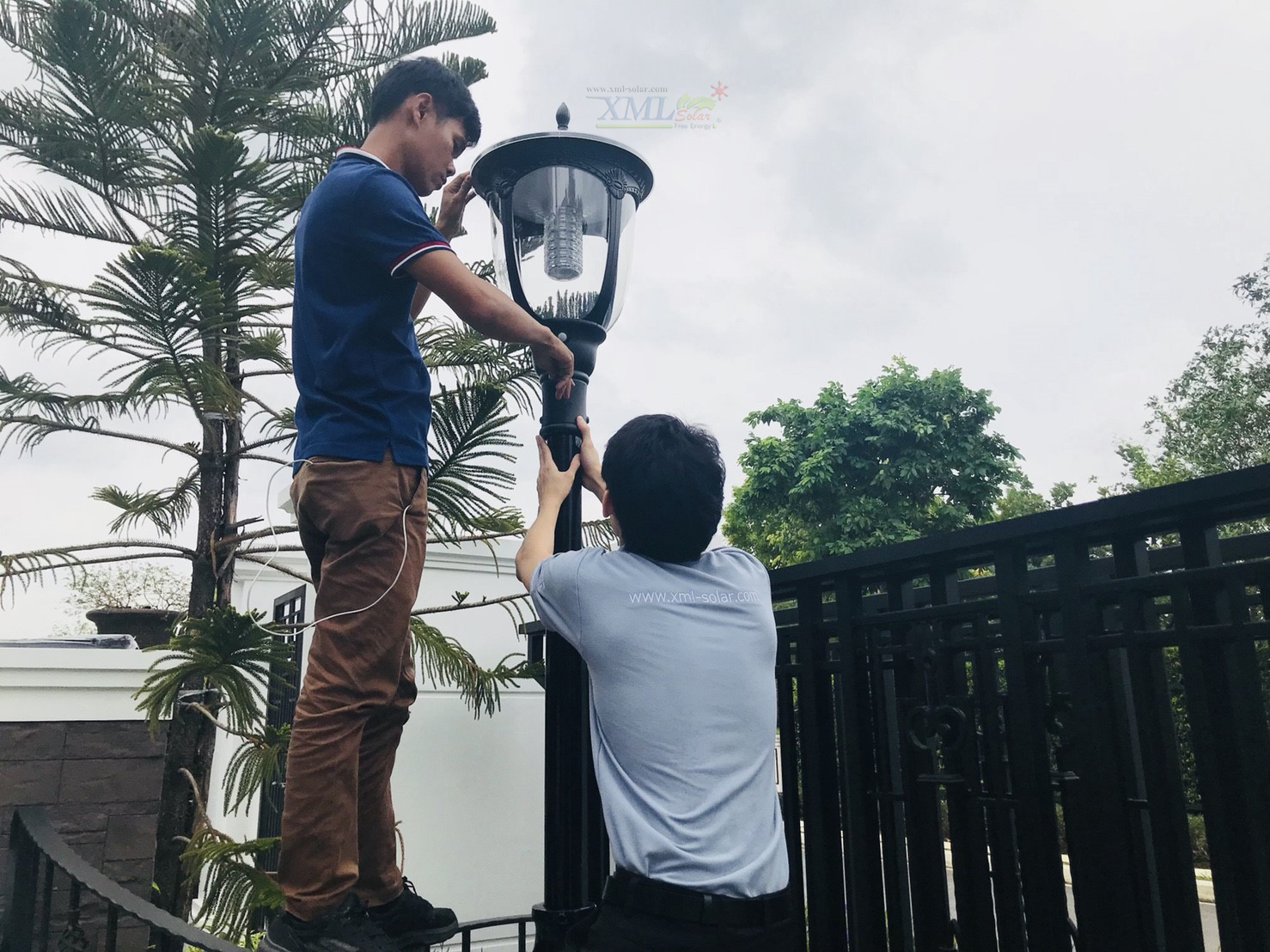 โคมไฟหัวเสาโซล่าเซลล์ 2,000 lumens (แสง:เหลืองวอมไวท์)