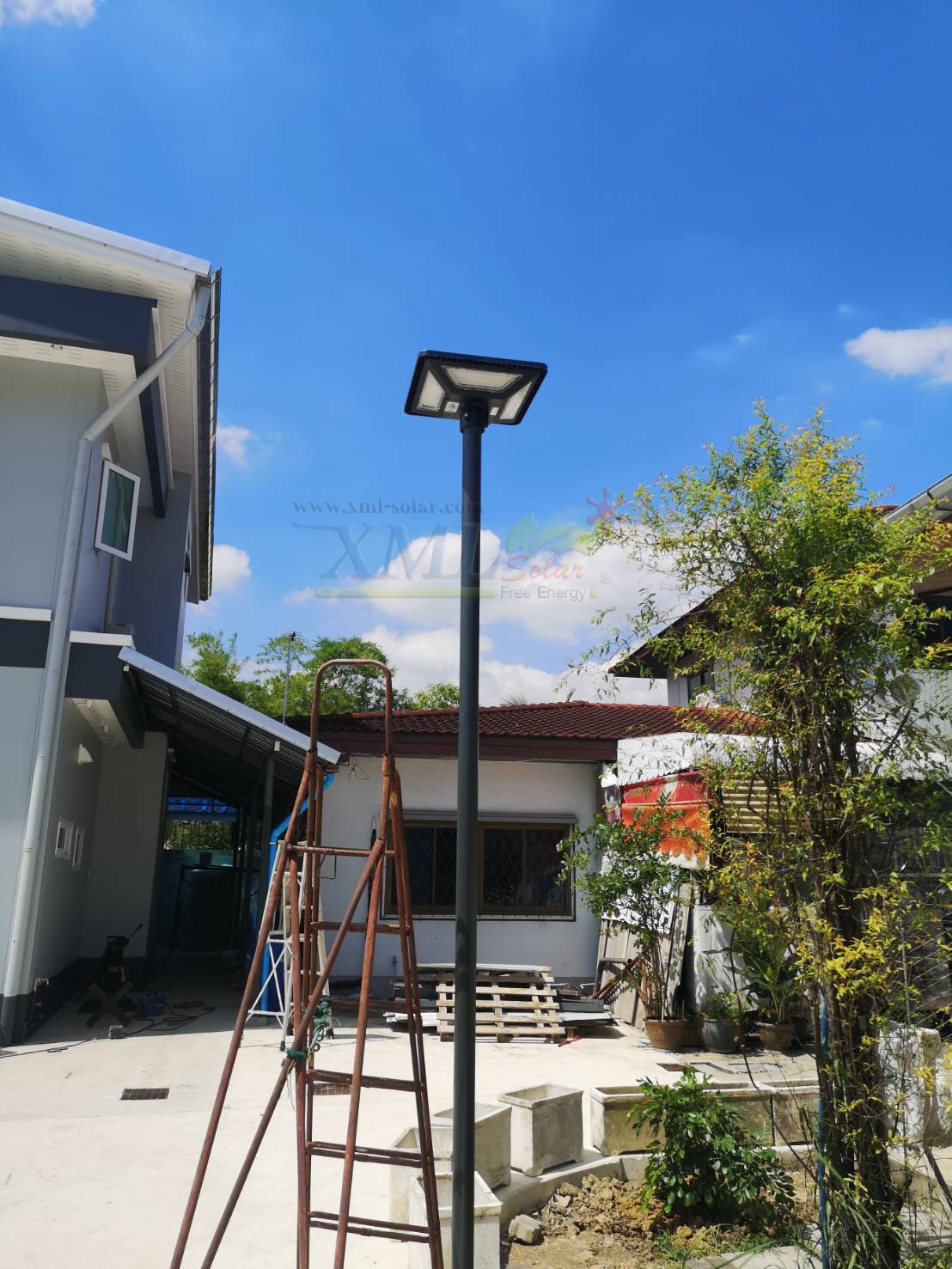 ชุดเสาพร้อมโคม SET B (โคมไฟโซล่าเซลล์ UFO SLT28-300W + เสาเหล็กดำสูง 2.82 เมตร)(แสงขาว)