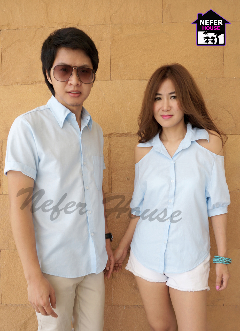 ชุดคู่รัก เสื้อคู่สวยๆ เสื้อเชิ๊ตชายแขนสีฟ้า เสริฟพร้อมกับเสื้อเชิ๊ตเว้าไหล่แขนตุ๊กตา