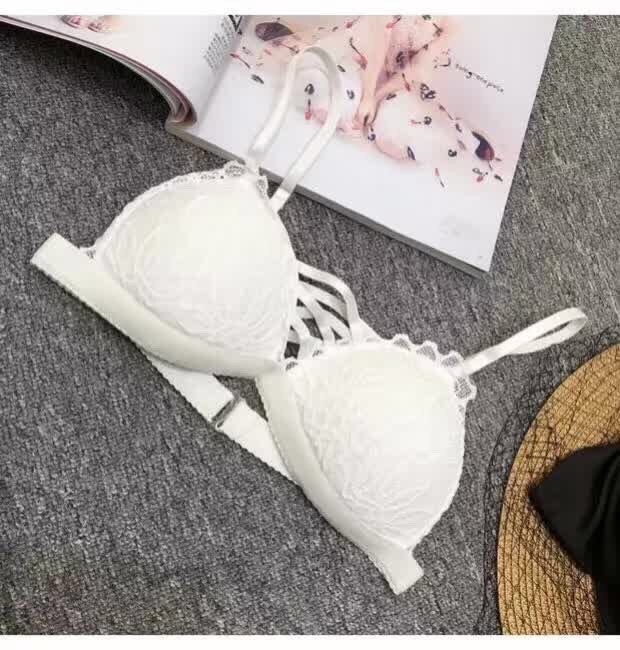 บราลูกไม้ซีทรู เนื้อนิ่ม ใส่สบาย ไม่มีโครง ฟรีไซส์ มี 2 สี ขาว ดำ ราคาส่ง 3 ชิ้นคละแบบได้ ราคาตัวละ 120 บาท