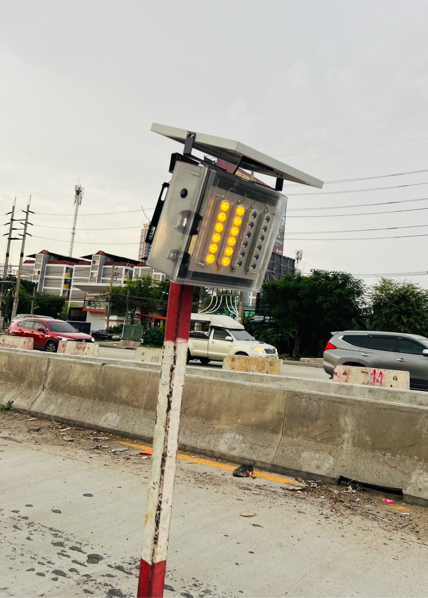 ไฟกระพริบเตือนจราจร ไฟเตือนทางแยกโซล่าเซลล์ 24 LED รุ่นใหม่*