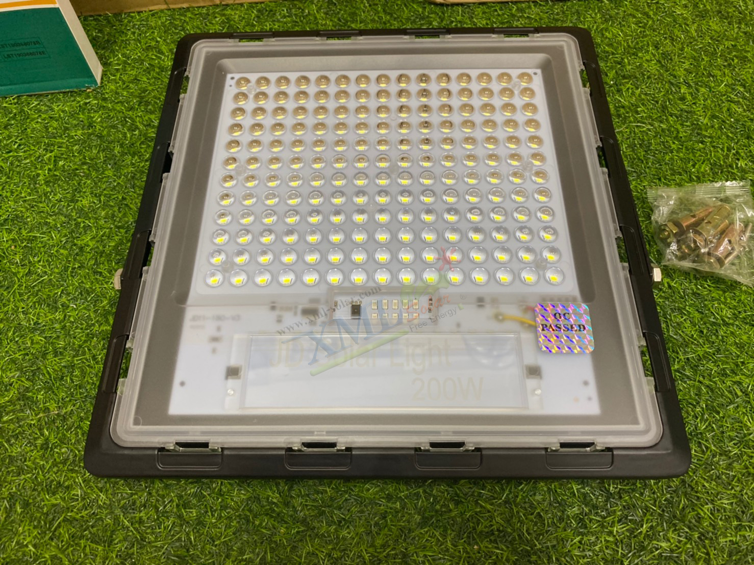 ไฟสปอตไลท์โซล่าเซลล์ 200W SLIM (แสง : เหลืองวอมไวท์)