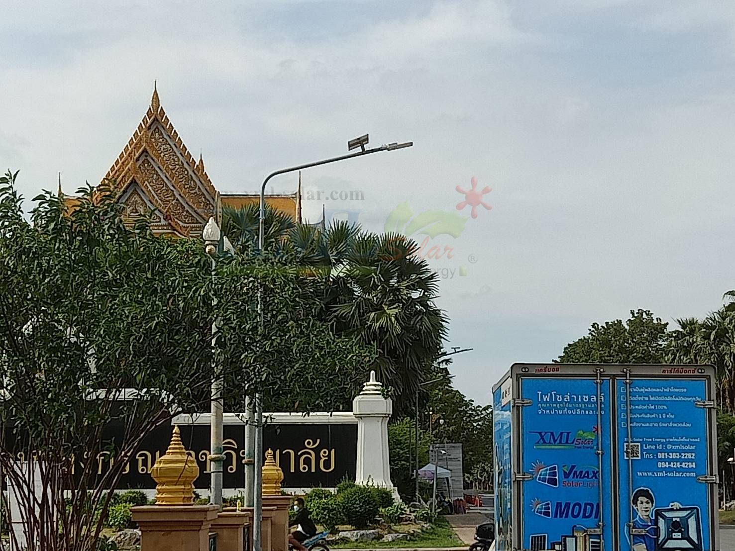 โคมไฟถนนโซล่าเซลล์ 400W รุ่น MD-SLT30-400W (แสง : ขาว)