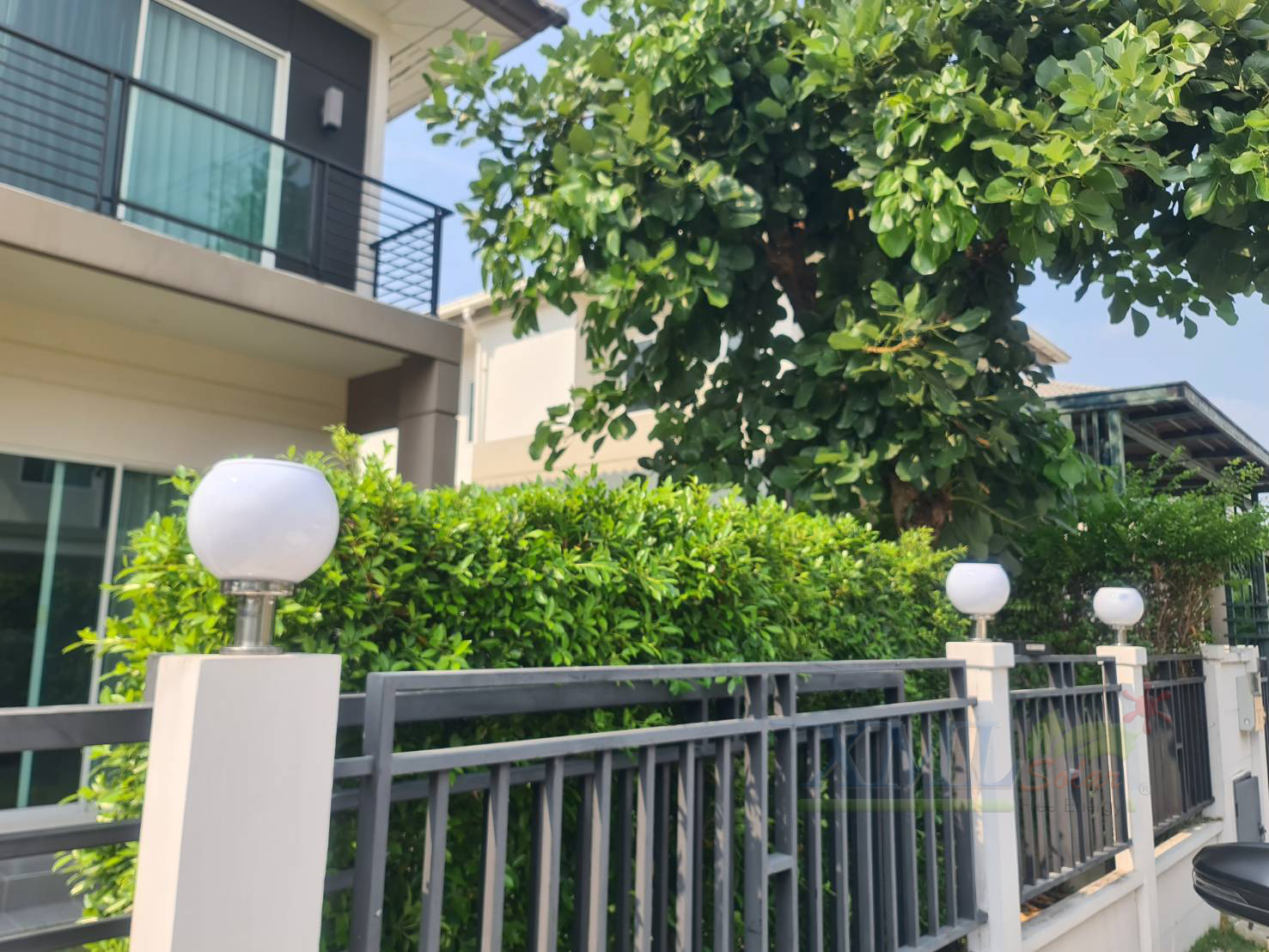 โคมไฟหัวเสาโซล่าเซลล์ ทรงกลมฐานสเเตนเลส (20 ซม.) + Remote (เปิดได้ 3 แสง)+AC