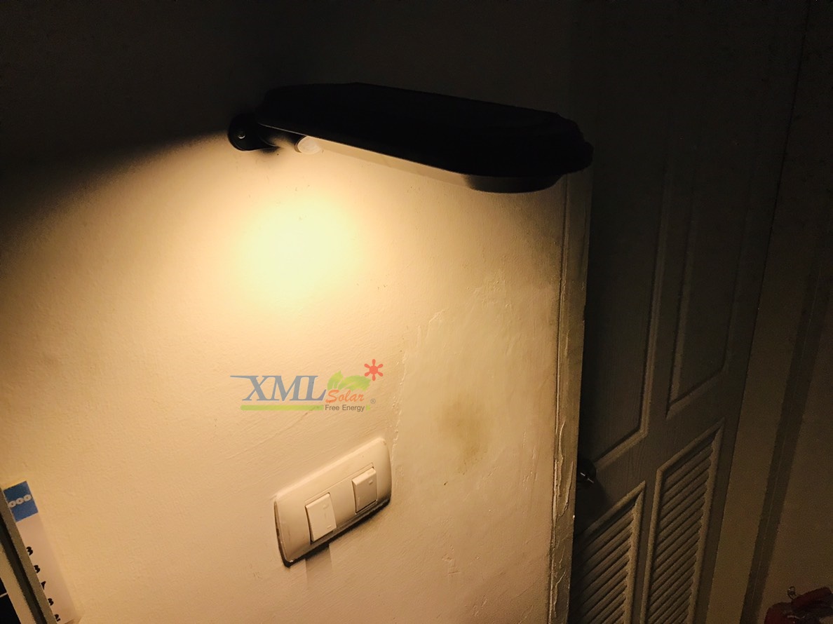 โคมไฟโซล่าเซล 18 SMD LED (500 Lumens)