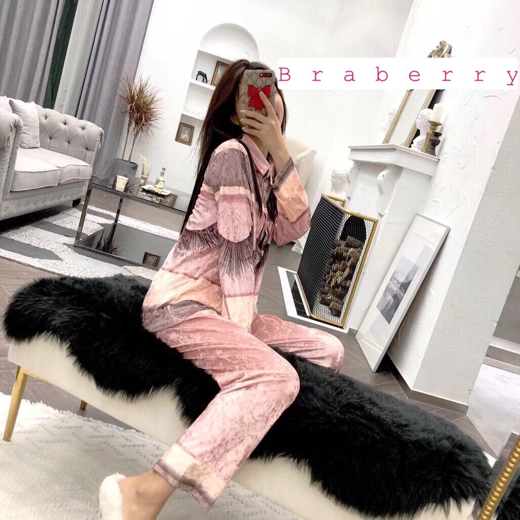 ชุดนอนกำมะหยี่ เนื้อนุ่มพริ้วบางเบา สวมใส่สบายไม่คัน ดีไซน์เรียบหรูซ่อนหวาน ใสนอนก็ได้หรือจะใส่เที่ียวก็ดูดี สั่งสินค้าครบ3ชิ้นคละแบบได้ ชุดละ 990 บาท