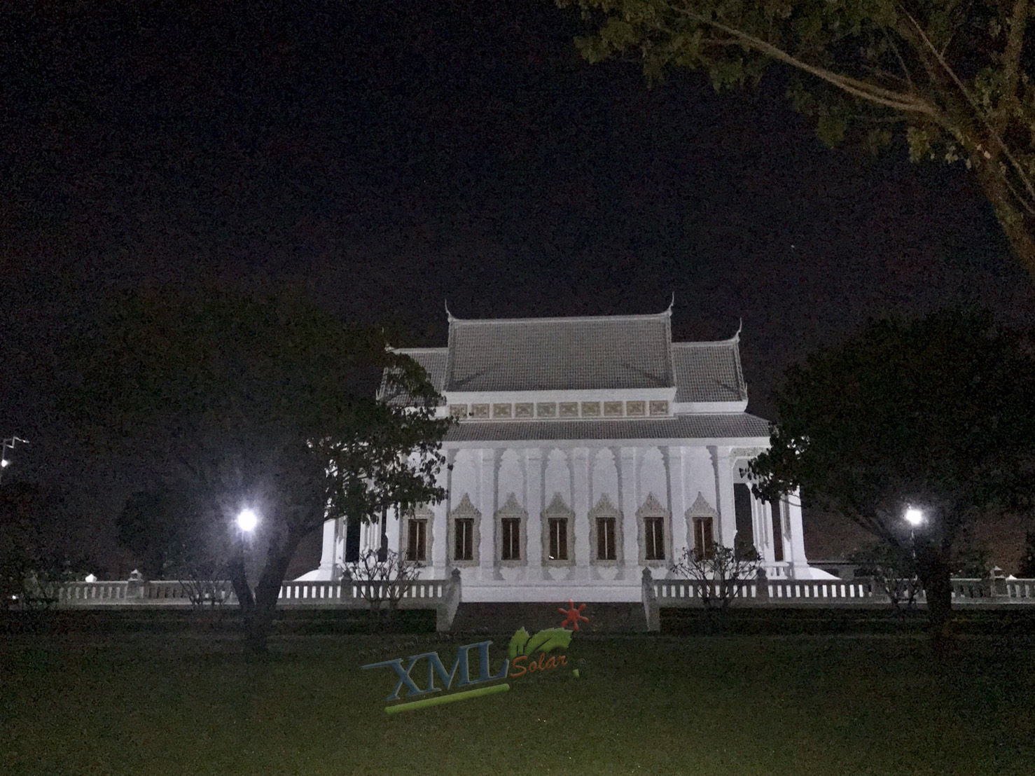 ไฟสปอตไลท์โซล่าเซลล์ 300 Watt กล่องสีน้ำตาล (เปิดได้ 3 แสง)