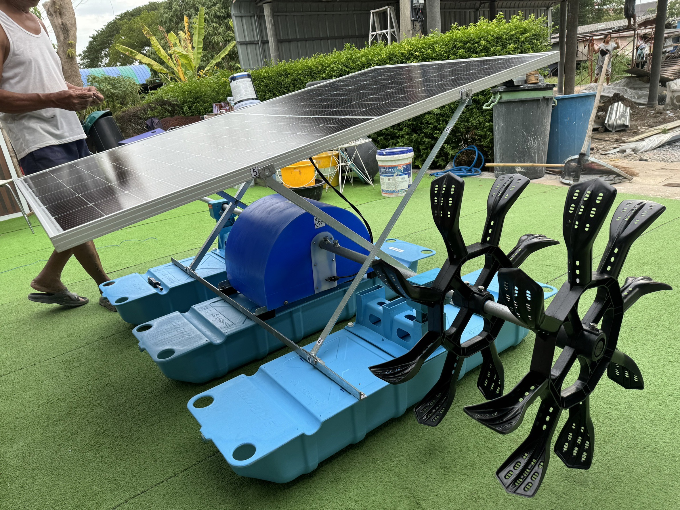 กังหันตีน้ำโซล่าเซลล์ รุ่นช้างน้อย 4 ใบพัด 3 ทุ่น