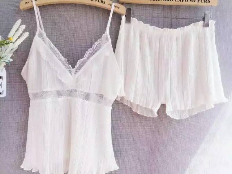 ชุดนอน อัดพลีท เนื้อผ้าดีทิ้งตัว ทรงสวย ใส่สบาย ฟรีไซส์ มี 4 สี ดำ น้ำเงิน ขาว แดง ราคาส่ง 3 ชิ้น คละแบบได้ชุดละ 550 บาท