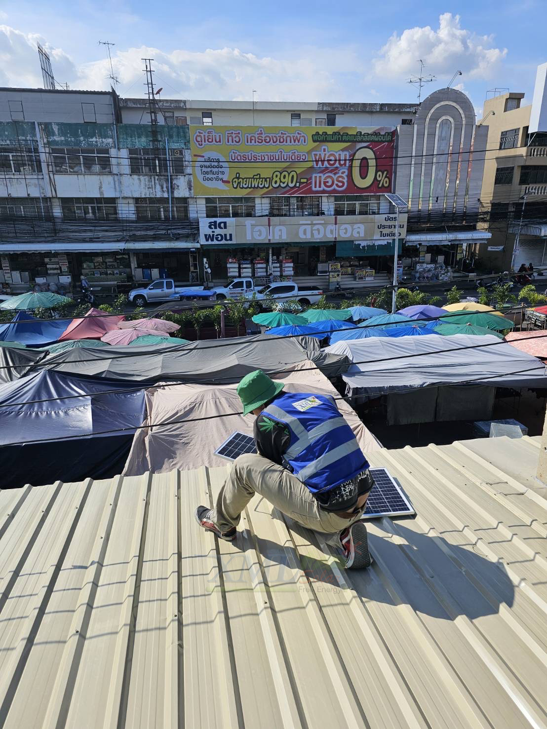 ไฟสปอตไลท์โซล่าเซลล์ 500 Watt กล่องสีน้ำตาล (เปิดได้ 3 แสง)