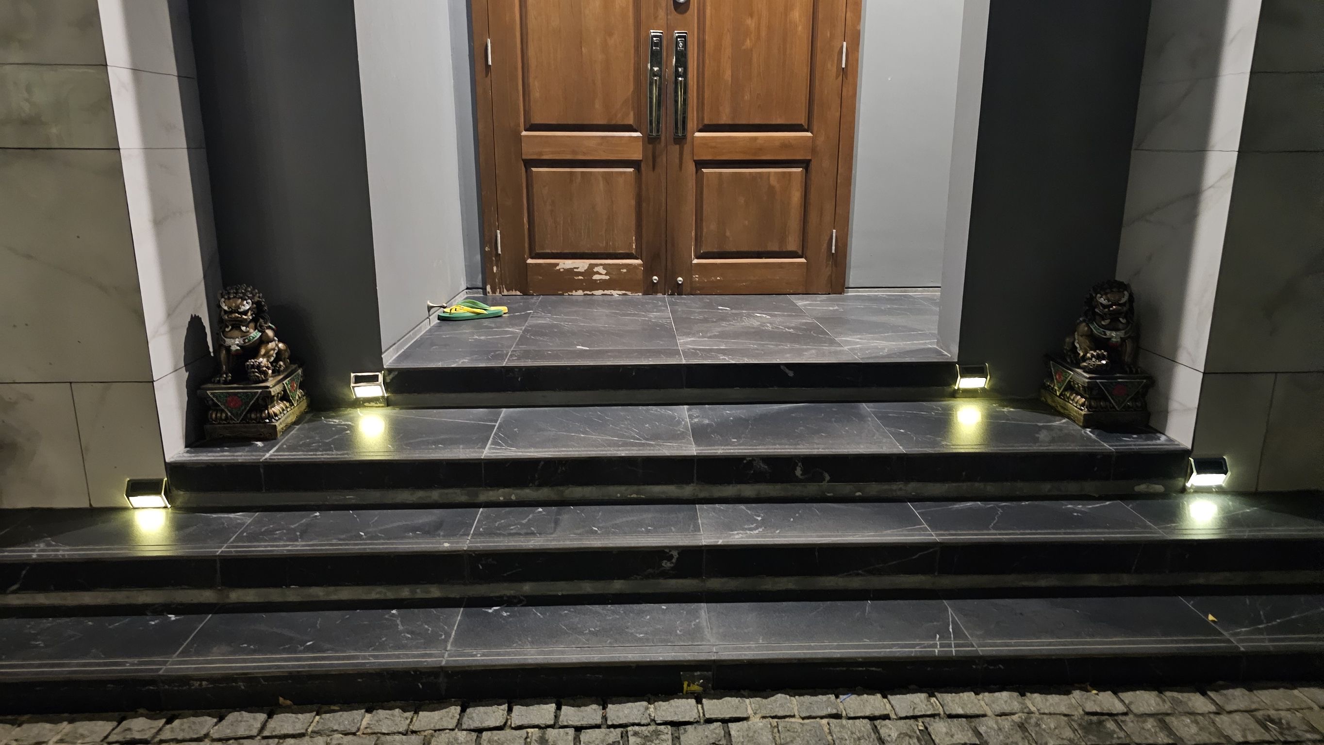 ไฟโซล่าเซลล์ติดบันได 3 LED V.2 (แสง : เหลืองวอมไวท์)