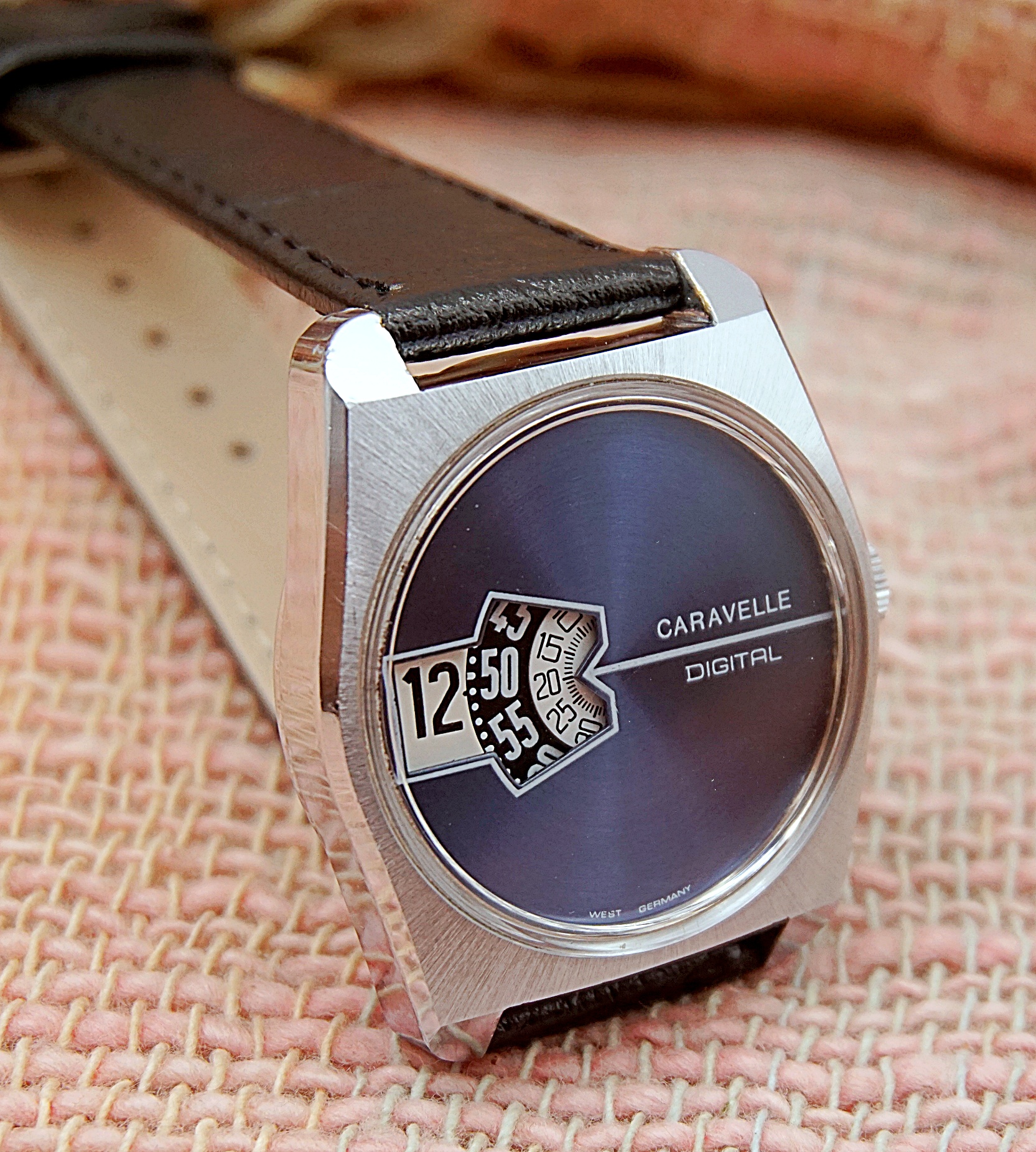 นาฬิกาเก่า CARAVELLE ไขลาน (Jump Hour)