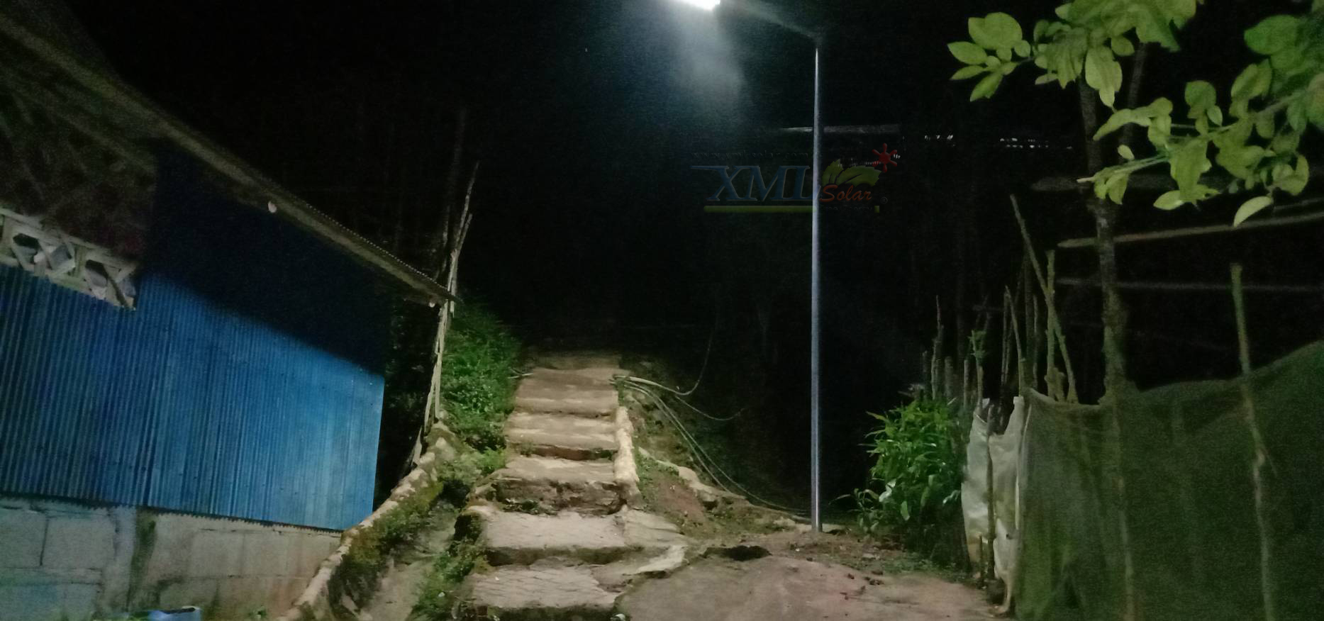 โคมไฟถนนโซล่าเซลล์ XML-Solar 200W (แสง : ขาว)(สว่างค้าง)