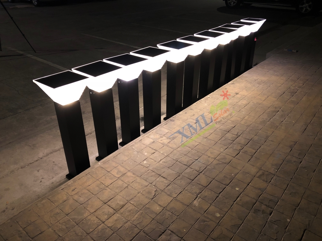 ไฟตั้งพื้นโซล่าเซลล์ ทรง พีระมิด สีดำ โคมใส (80 cm) (แสง : ขาว + เหลืองวอมไวท์)