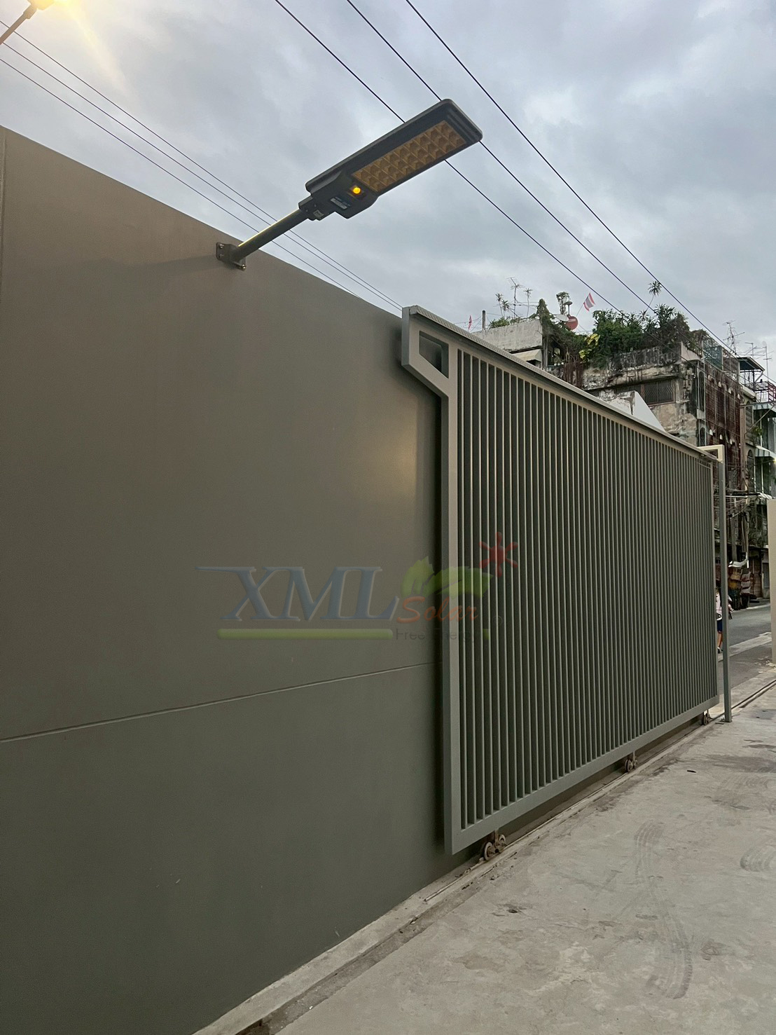 โคมไฟถนนโซล่าเซลล์ Vmax 300w. Series 2020 (แสง : เหลืองวอมไวท์)