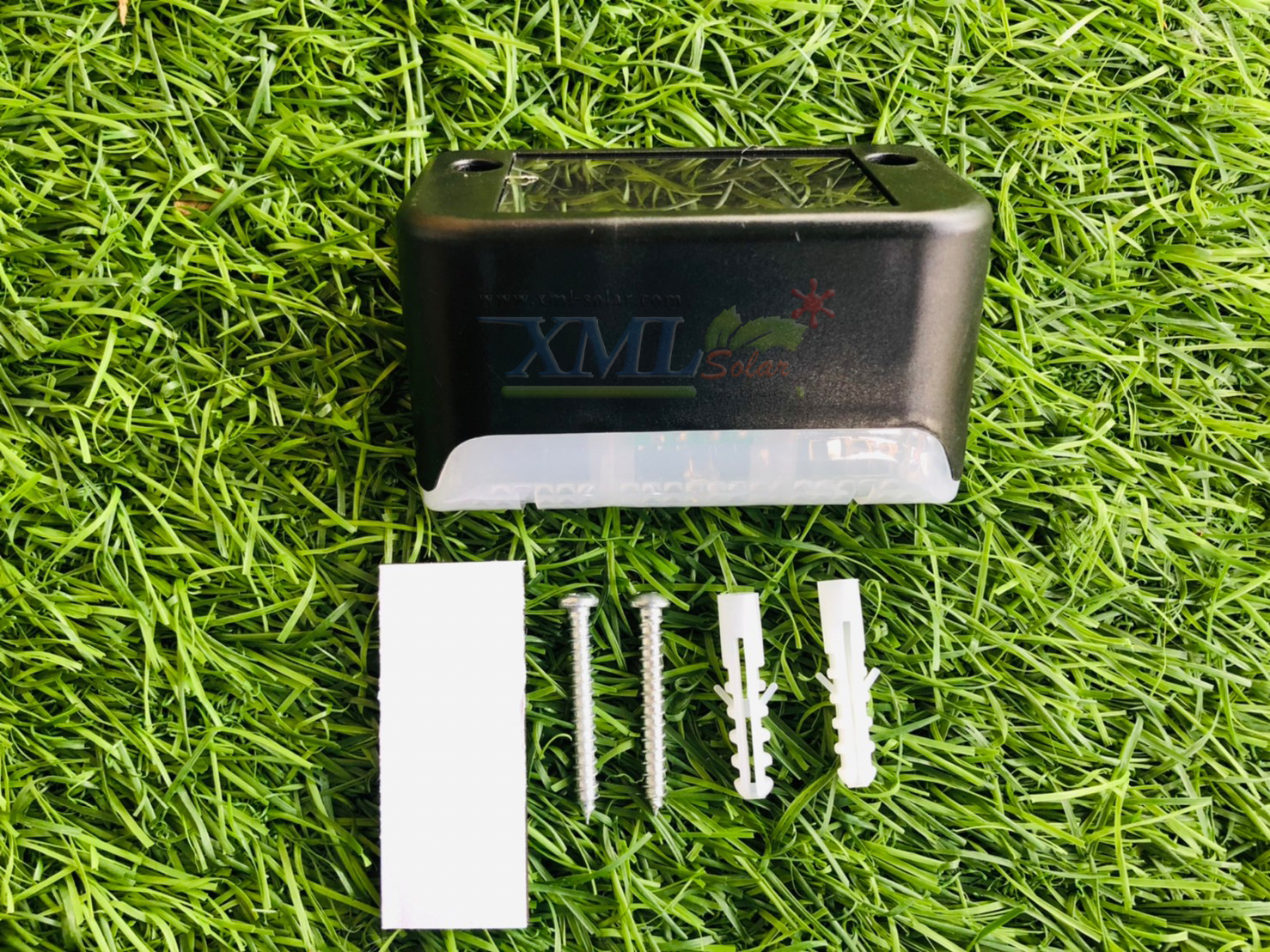 ไฟโซล่าเซลล์ติดบันได 1 LED (สีดำ) (แสง : เหลืองวอมไวท์) (ซื้อ 1 เเถม 7)