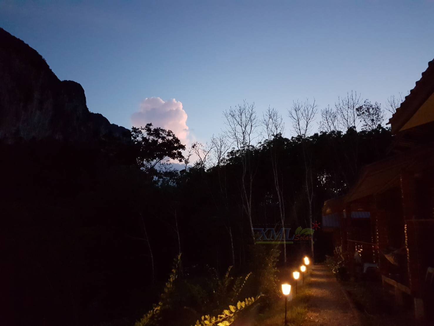 ไฟตั้งพื้นสนามโซล่าเซลล์ ทรงถ้วย (เเสง : เหลืองวอมไวท์)(1 แถม 1)