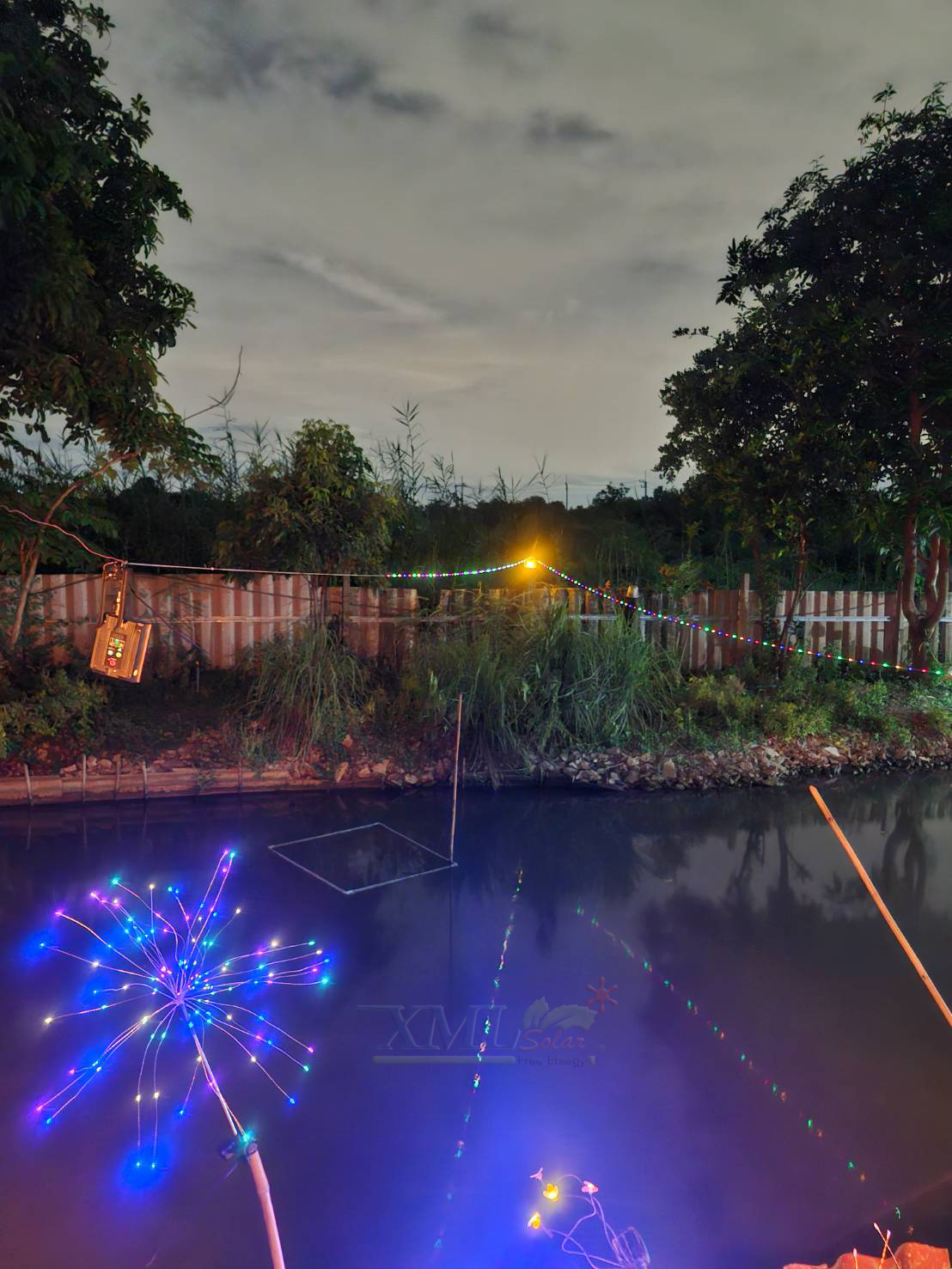 ไฟปักสนามโซล่าเซลล์ ทรงพลุ 120 LED (1 แถม 1)