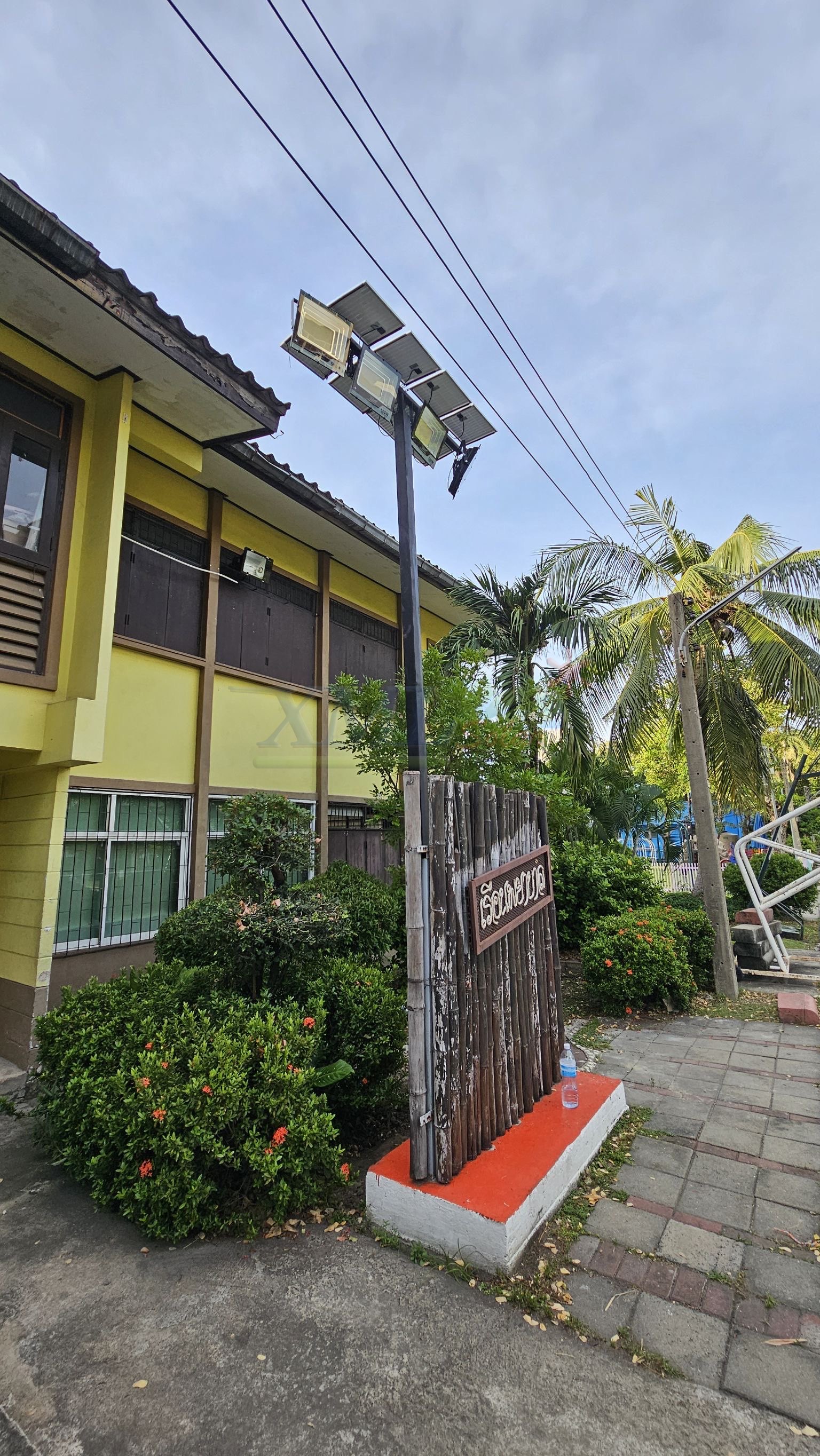 ไฟสปอตไลท์โซล่าเซลล์ 500 Watt กล่องสีน้ำตาล (เปิดได้ 3 แสง)