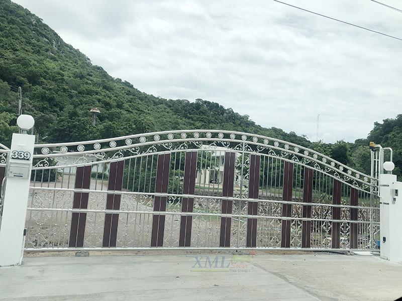 โคมไฟหัวเสาโซล่าเซลล์ ทรงกลมฐานสเเตนเลส (25 ซม.) + Remote (เปิดได้ 3 แสง)+AC