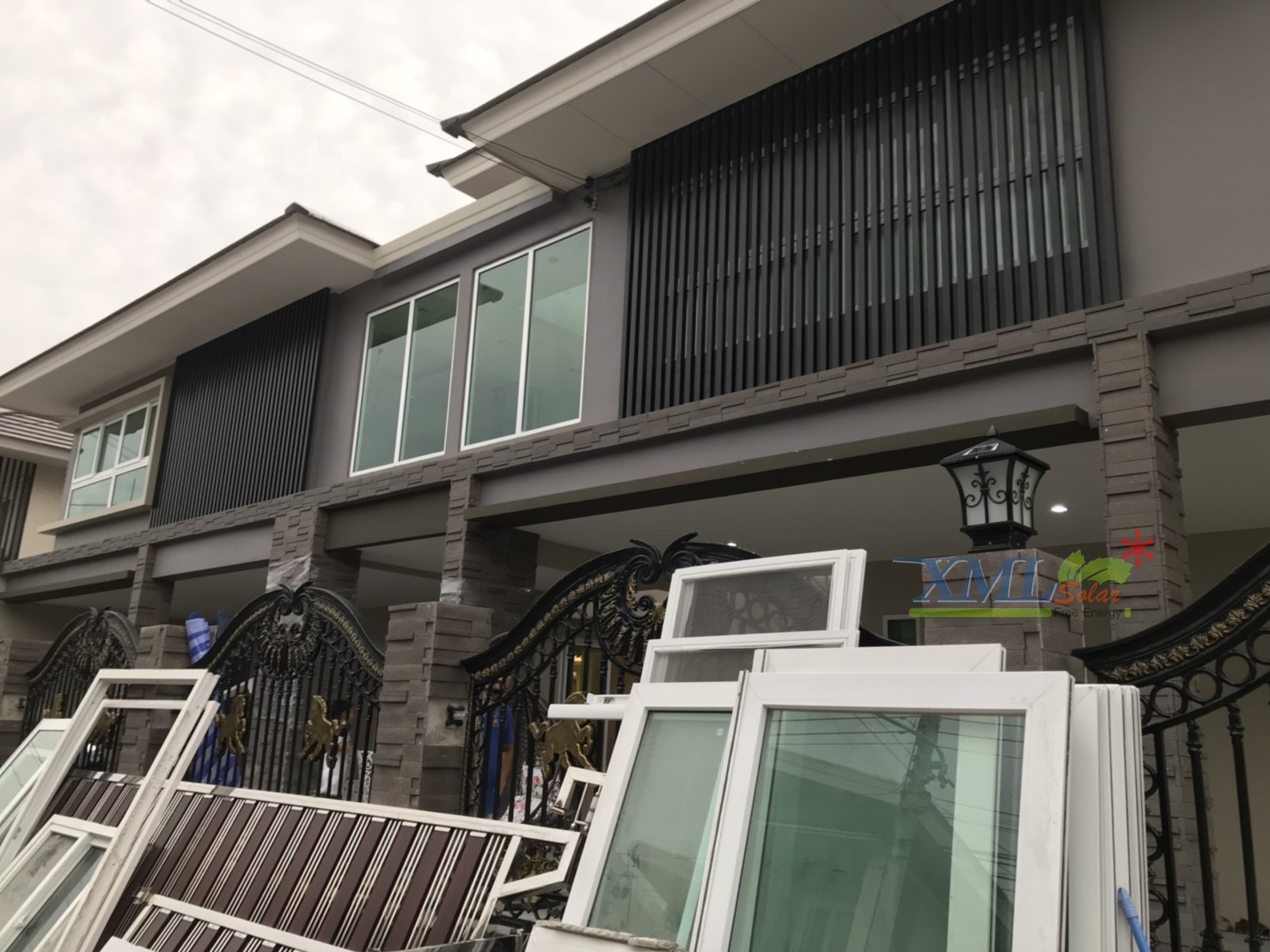 โคมไฟหัวเสาโซล่าเซลล์ + AC ทรง Grand เเบบที่ 2 (สีดำ) (เเสง : ขาว + เหลืองวอมไวท์) (45 cm.)