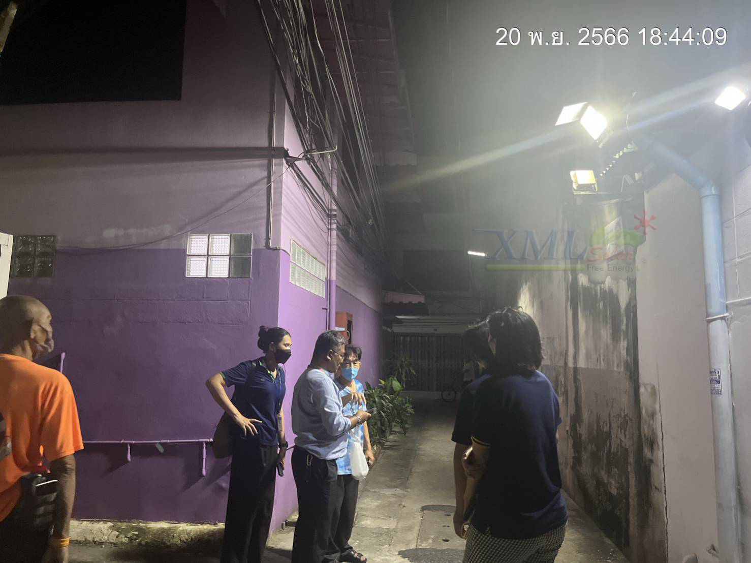 ไฟสปอตไลท์โซล่าเซลล์ 200 Watt กล่องสีน้ำตาล (เปิดได้ 3 แสง)