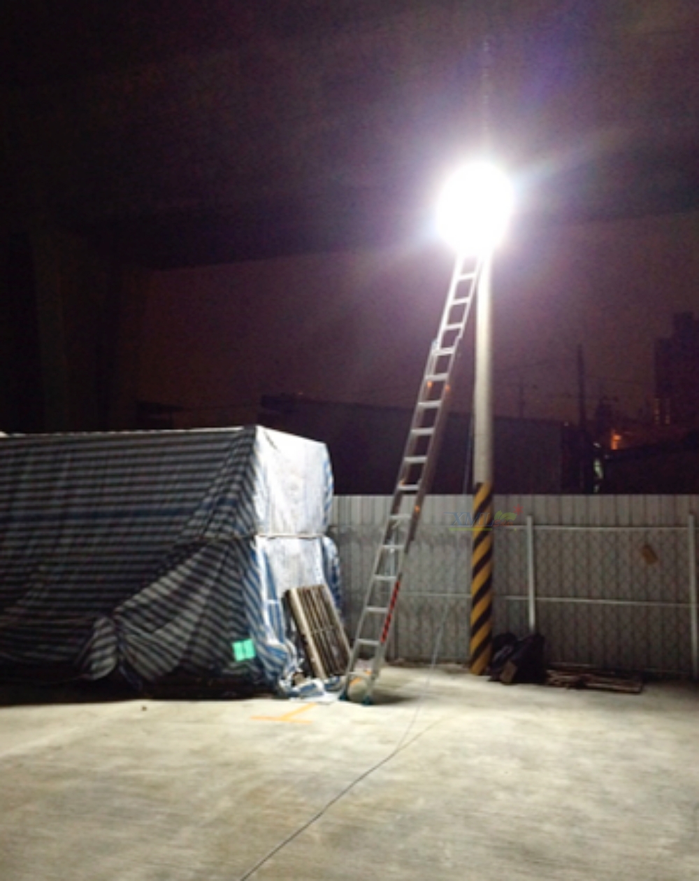 ไฟสปอตไลท์โซล่าเซลล์ 300W (เเสง : คูลไวท์)