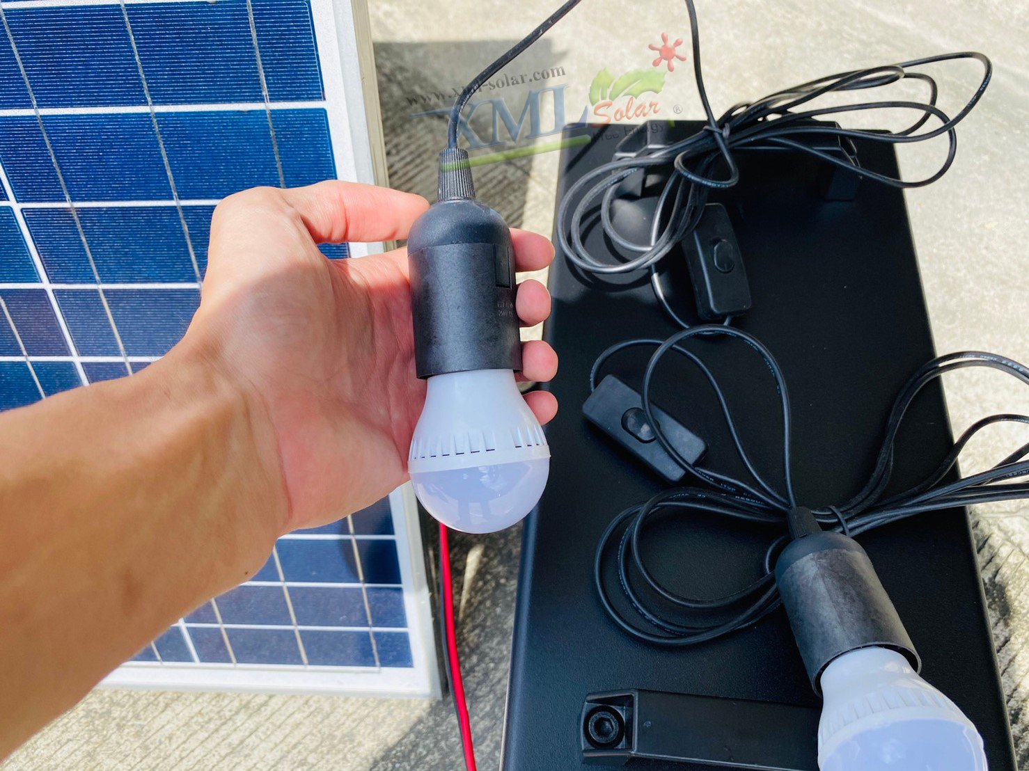 ชุดอเนกประสงค์โซล่าเซลล์(ชุดนอนนา) 200W. (AC 220v. / DC 12V.)