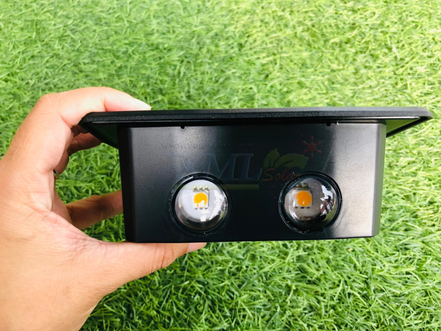 โคมไฟผนังโซล่าเซลล์ 4 LED รุ่นส่องบนล่าง (แสง : RGB)