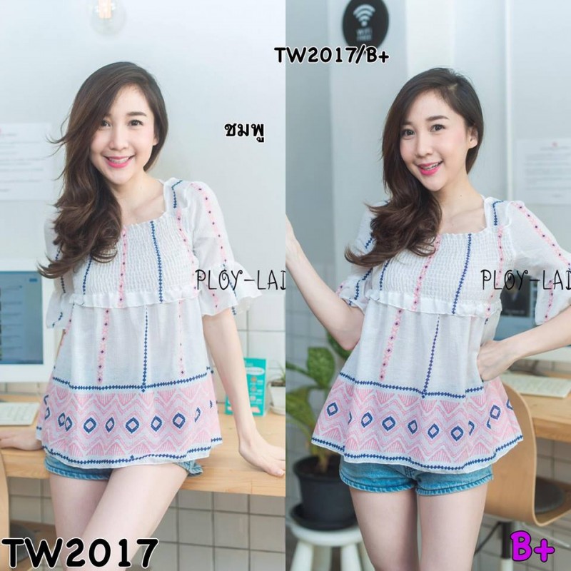 เสื้องานพิมพ์ลายกราฟฟิกส์สีสดใส เนื้อผ้าทอ ช่วงแขนทรงระฆัง ช่วงอกยืดหยุ่นได้ มีเชือกผูกโบว์คอหลัง งานน่ารักมากขอบอก สไตล์สาวหวานห้ามพลาดเลยค่ะ