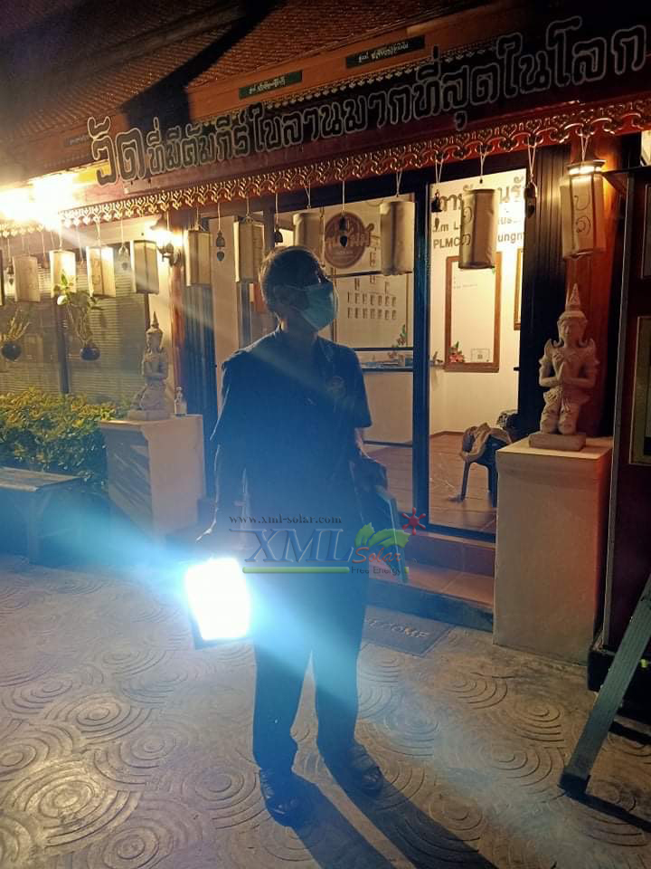 รุ่นประหยัด ไฟสปอตไลท์โซล่าเซลล์ 100 W. รุ่น MODI x XML (เปิดได้ 3 แสง)