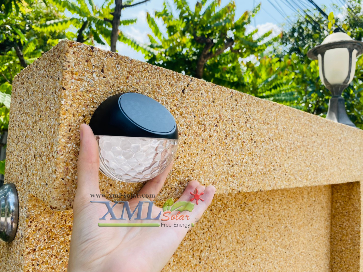 โคมไฟโซล่าเซลล์ติดผนัง รุ่นทรงกลม (แสง : เหลืองวอมไวท์) (1 เเถม 1)