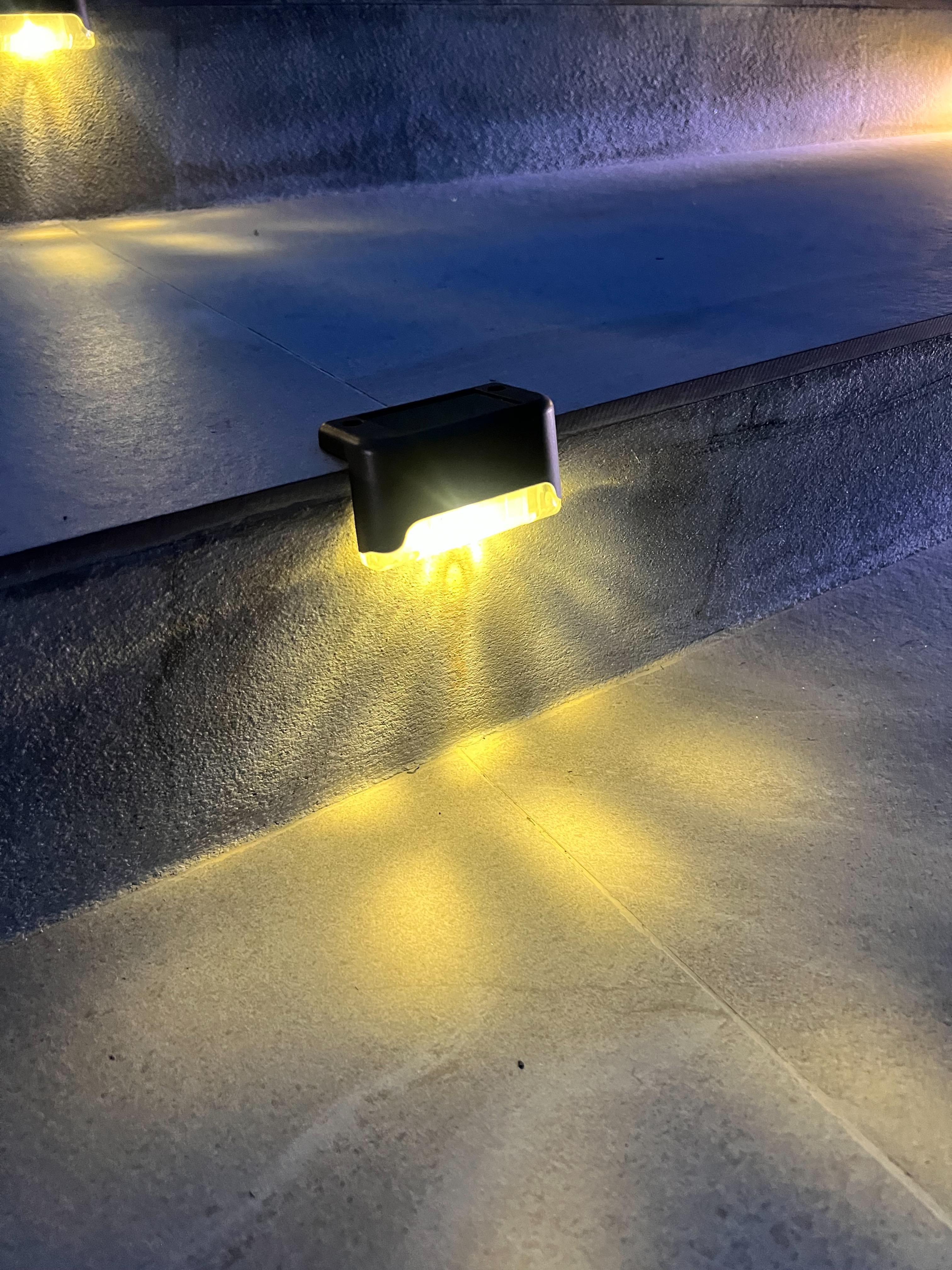 ไฟโซล่าเซลล์ติดบันได 1 LED (สีดำ) (แสง : เหลืองวอมไวท์) (ซื้อ 1 เเถม 7)