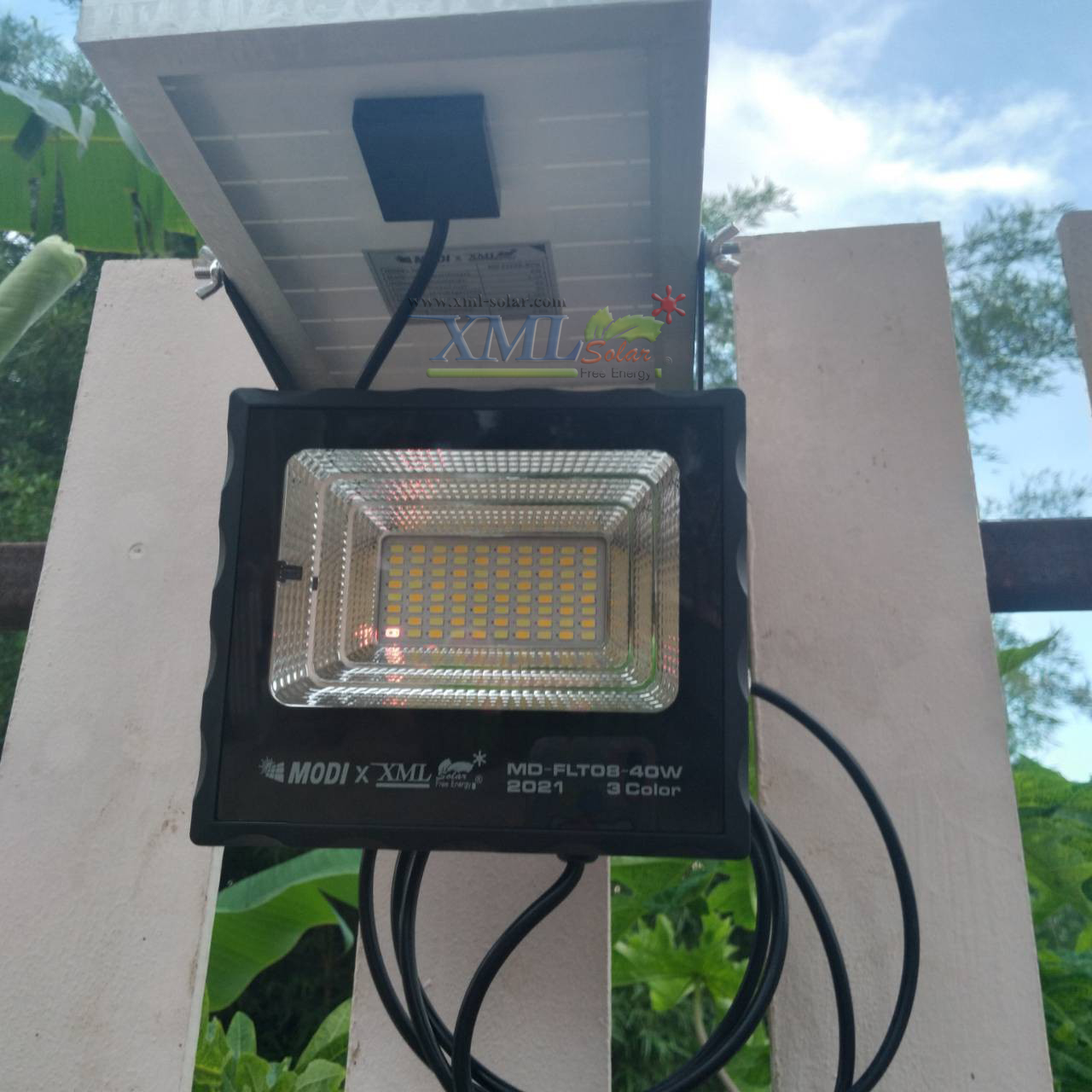 รุ่นประหยัด ไฟสปอตไลท์โซล่าเซลล์ 40 W. รุ่น MODI x XML (เปิดได้ 3 แสง)