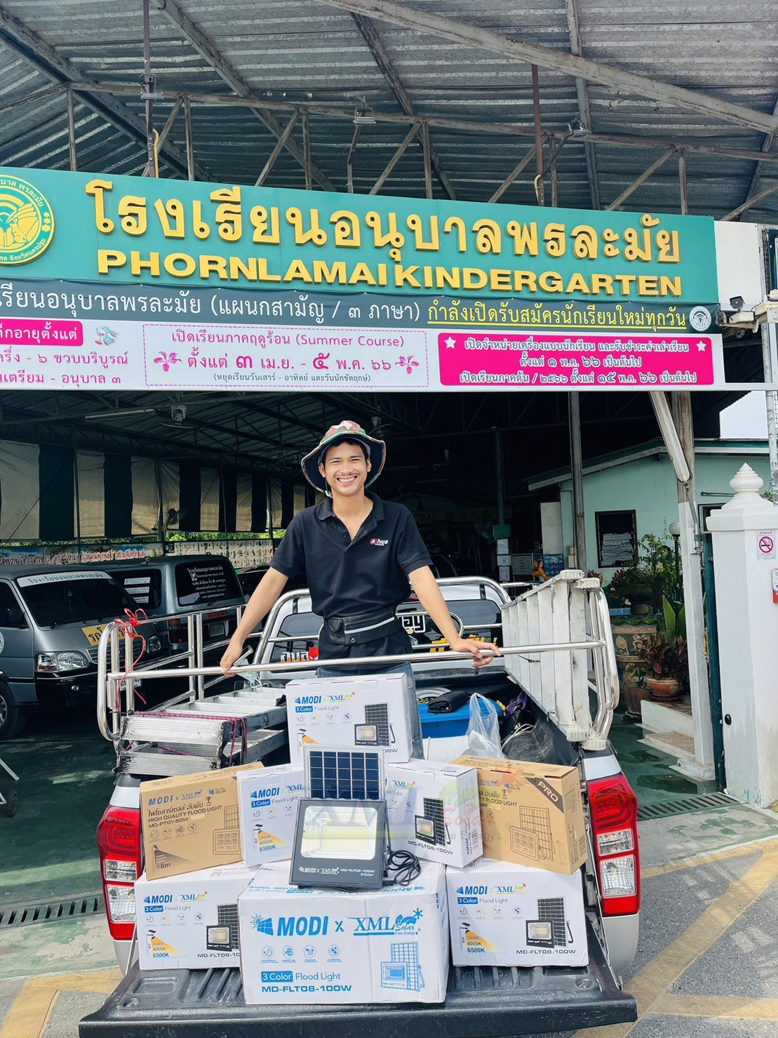 รุ่นประหยัด ไฟสปอตไลท์โซล่าเซลล์ 100 W. รุ่น MODI x XML (เปิดได้ 3 แสง)