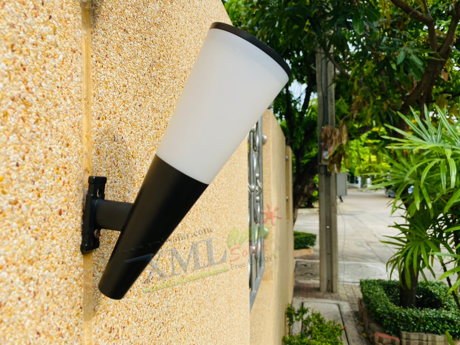 โคมไฟผนังโซล่าเซลล์ ทรงกรวย ไซต์ Mini (เเสง : ขาว + เหลืองวอมไวท์)