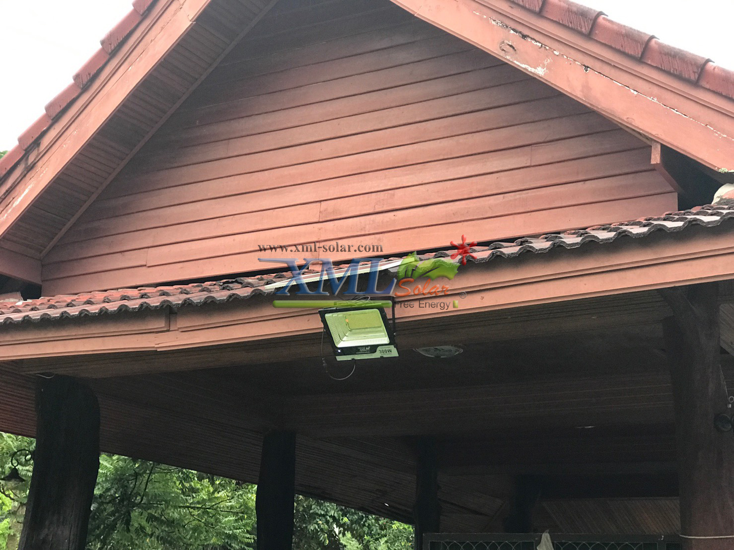 ไฟสปอตไลท์โซล่าเซลล์ 300 Watt กล่องสีน้ำตาล (เปิดได้ 3 แสง)