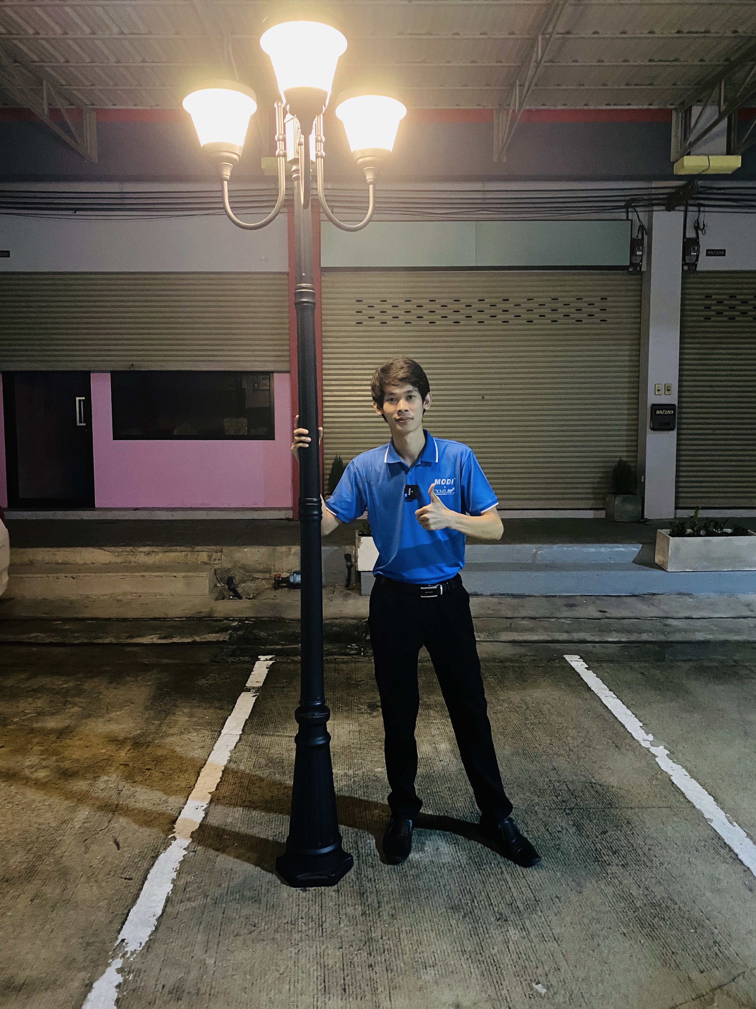 ไฟตั้งพื้นโซล่าเซลล์ ทรง U-Shape 3 ช่อ 255 ซม. (แสง : เหลืองวอมไวท์)