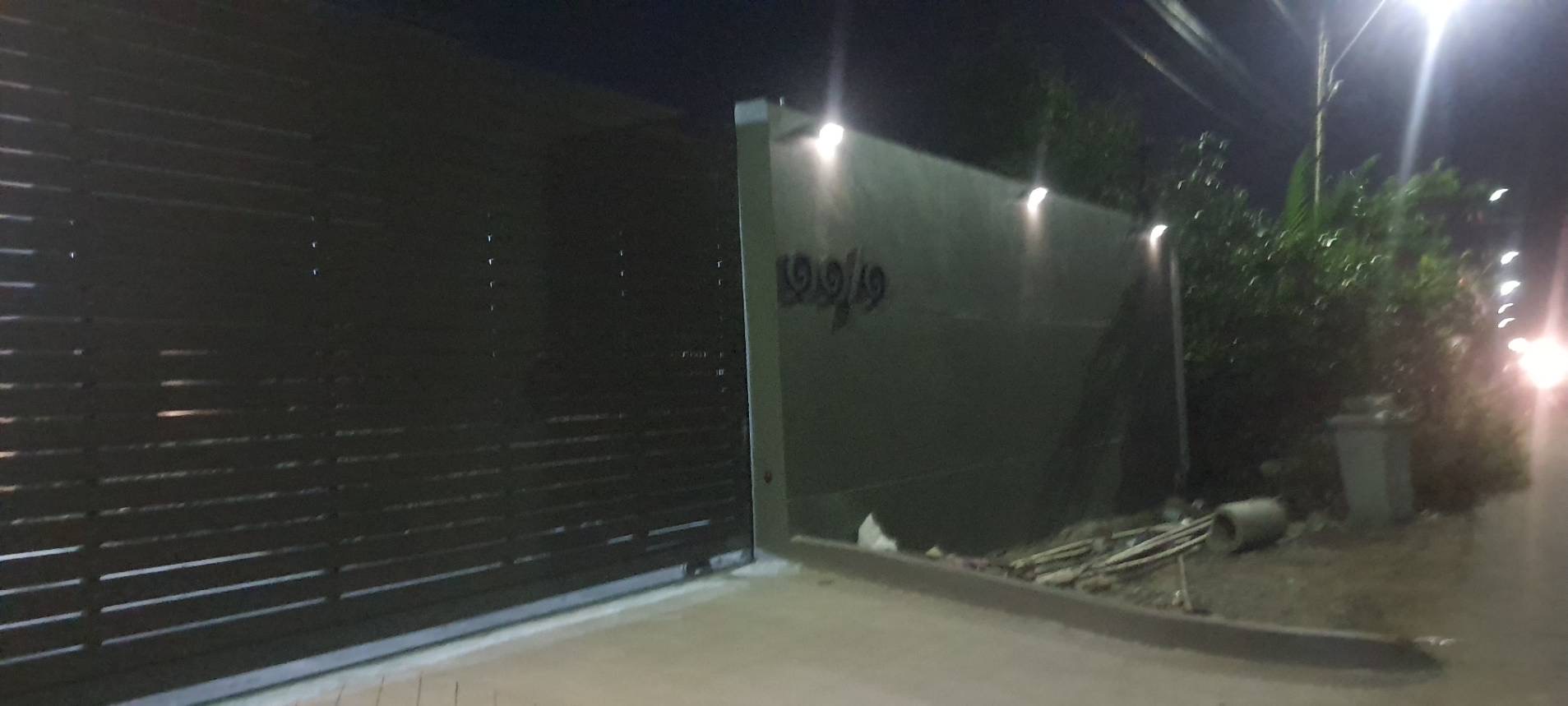 โคมไฟโซล่าเซลล์ ติดผนัง ทรงสามเหลี่ยม 38 SMD LED (เเสง : เหลืองวอมไวท์) 1 แถม 1