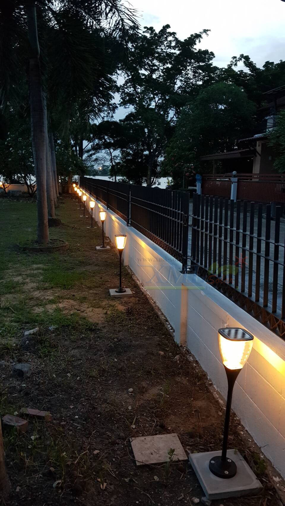 ไฟตั้งพื้นสนามโซล่าเซลล์ ทรงถ้วย (เเสง : เหลืองวอมไวท์)(1 แถม 1)