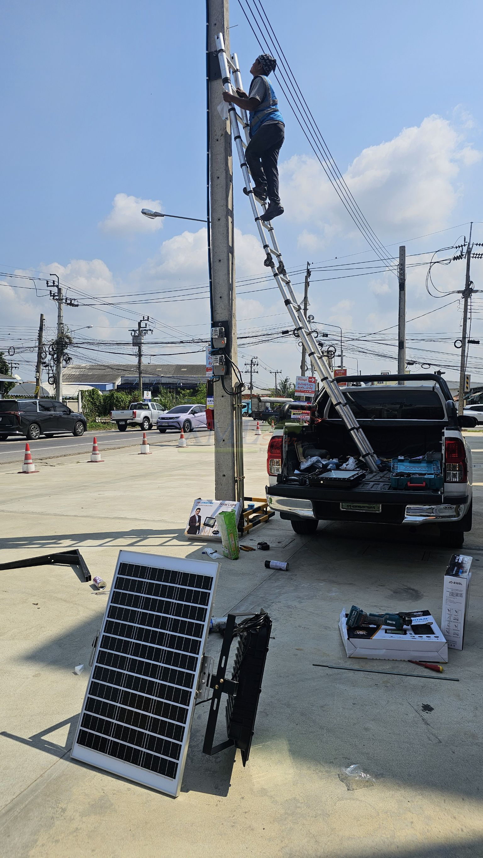 สปอร์ตไลท์โซล่าเซลล์ 500 W. รุ่นใหม่ JD8500L (แสง : ขาว)