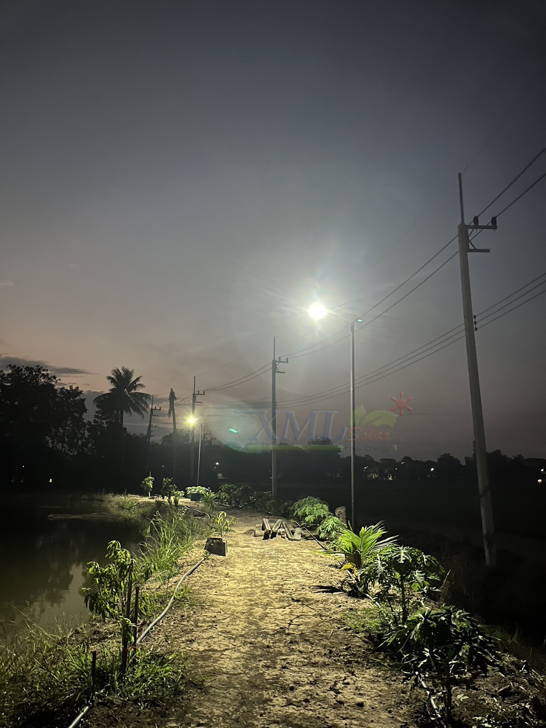 โคมไฟถนนโซล่าเซลล์ 400W รุ่น MD-SLT30-400W (แสง : ขาว)